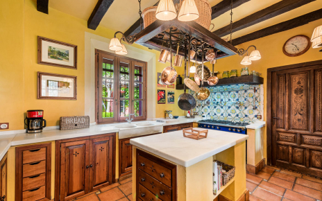 Cocina con isla central y horno Lacanche